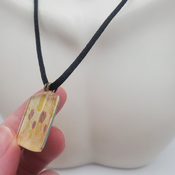 Cottagecore floral scene necklace - Picture 3 of 3